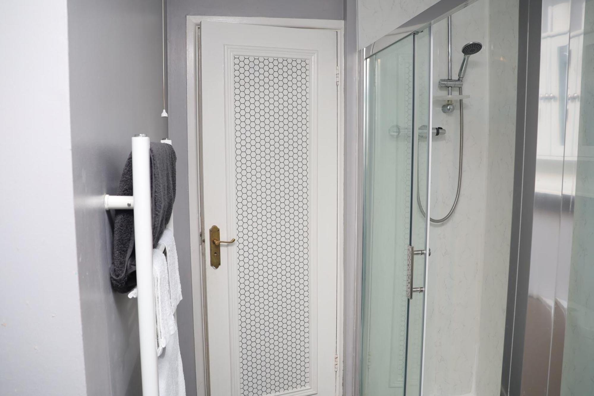 Superb 3 Bedroom Flat In スタッフォード エクステリア 写真