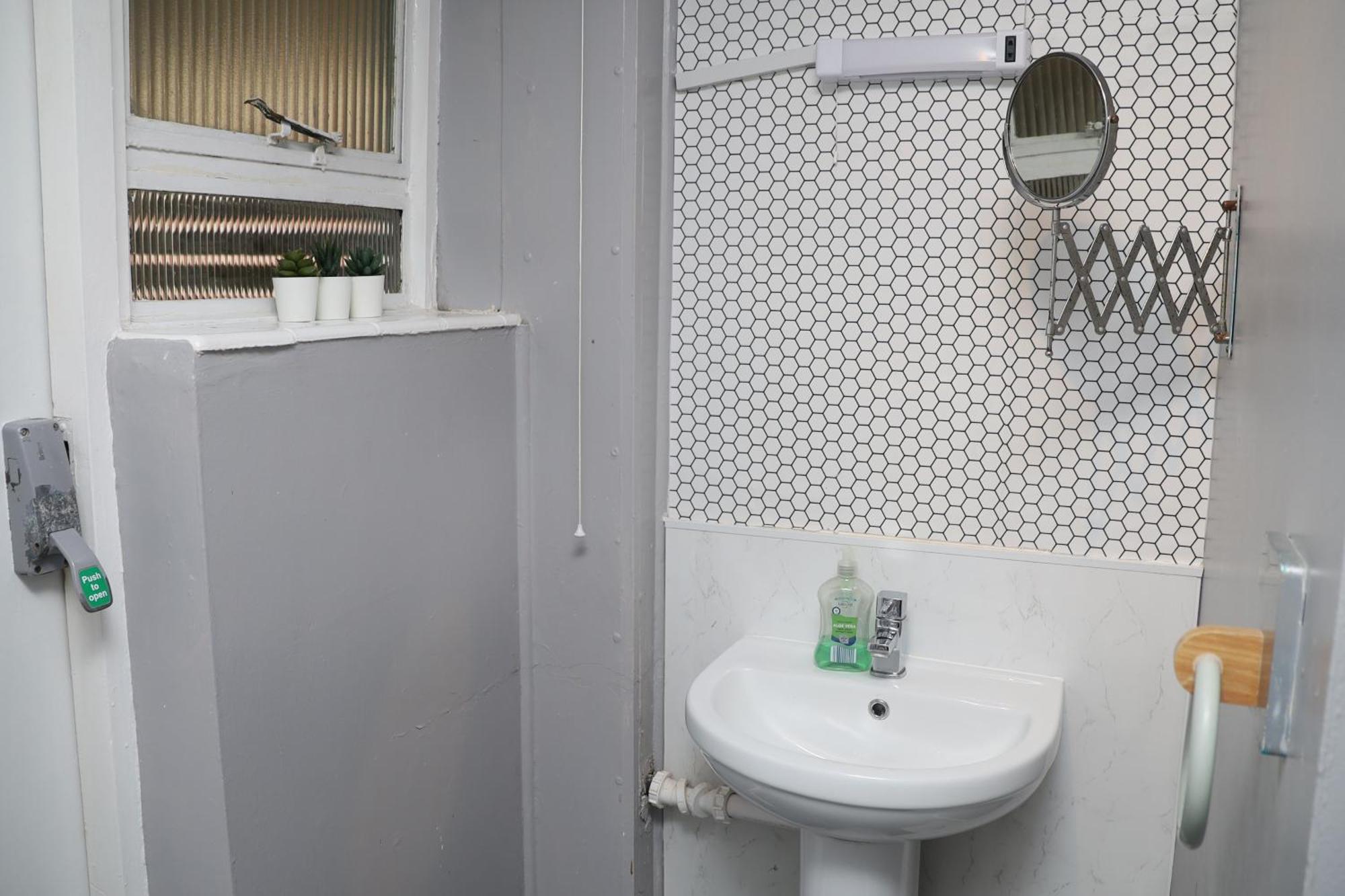 Superb 3 Bedroom Flat In スタッフォード エクステリア 写真